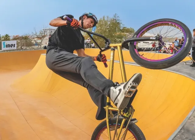 Praticante de BMX a executar uma manobra no skatepark de Sines.