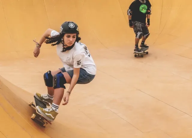 Praticantes de skate nas rampas do skatepark de Sines.