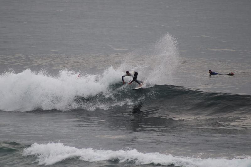 Surfista a fazer uma manobra numa onda durante a 2.ª etapa do SSC.